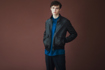 ハイブリッドなレザージャケットで遊び心を