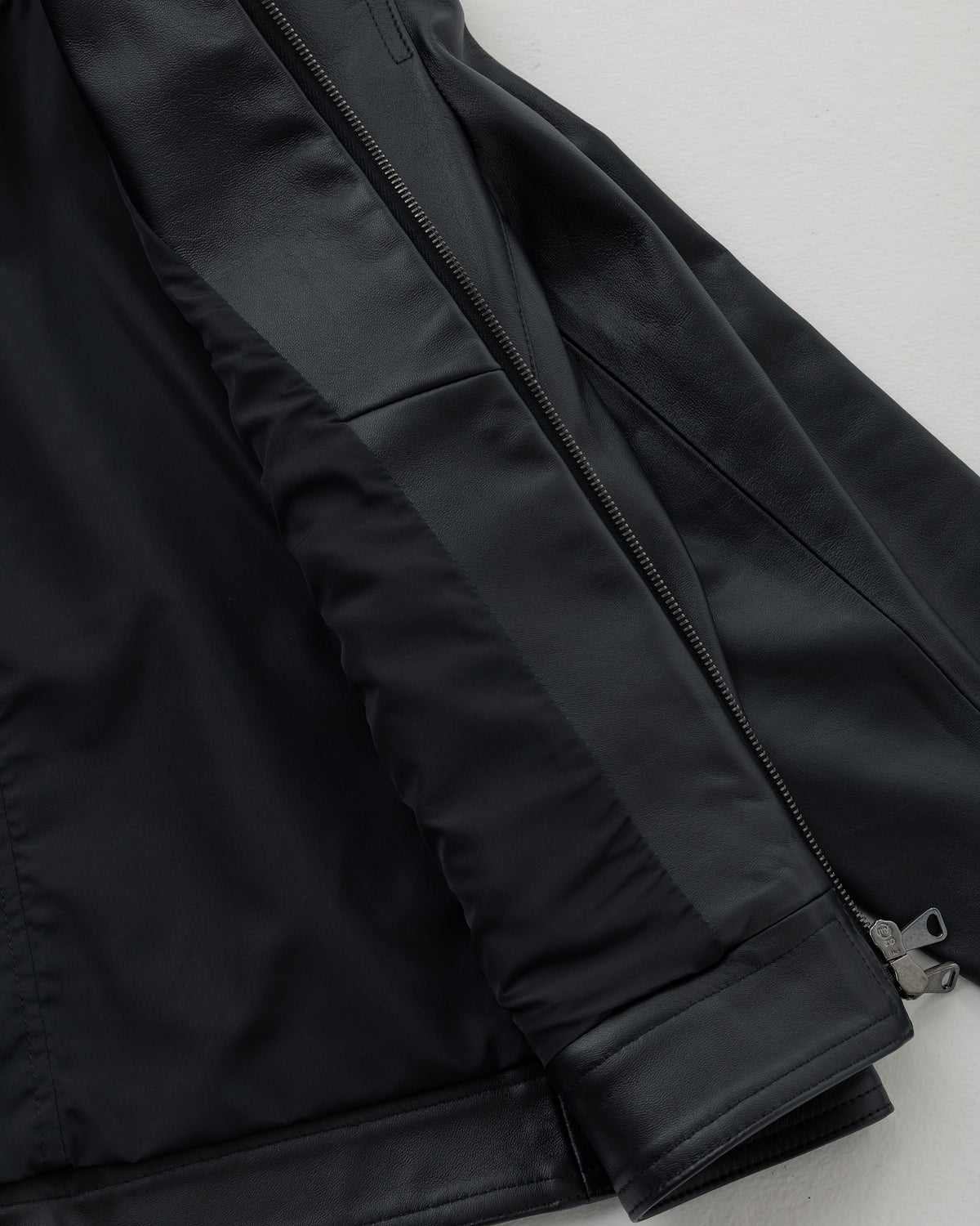 JURI DONNA (Yuri Donna) Giacca da motociclista singola in pelle di agnello Nappa Cerata con zip color canna di fucile / Nera