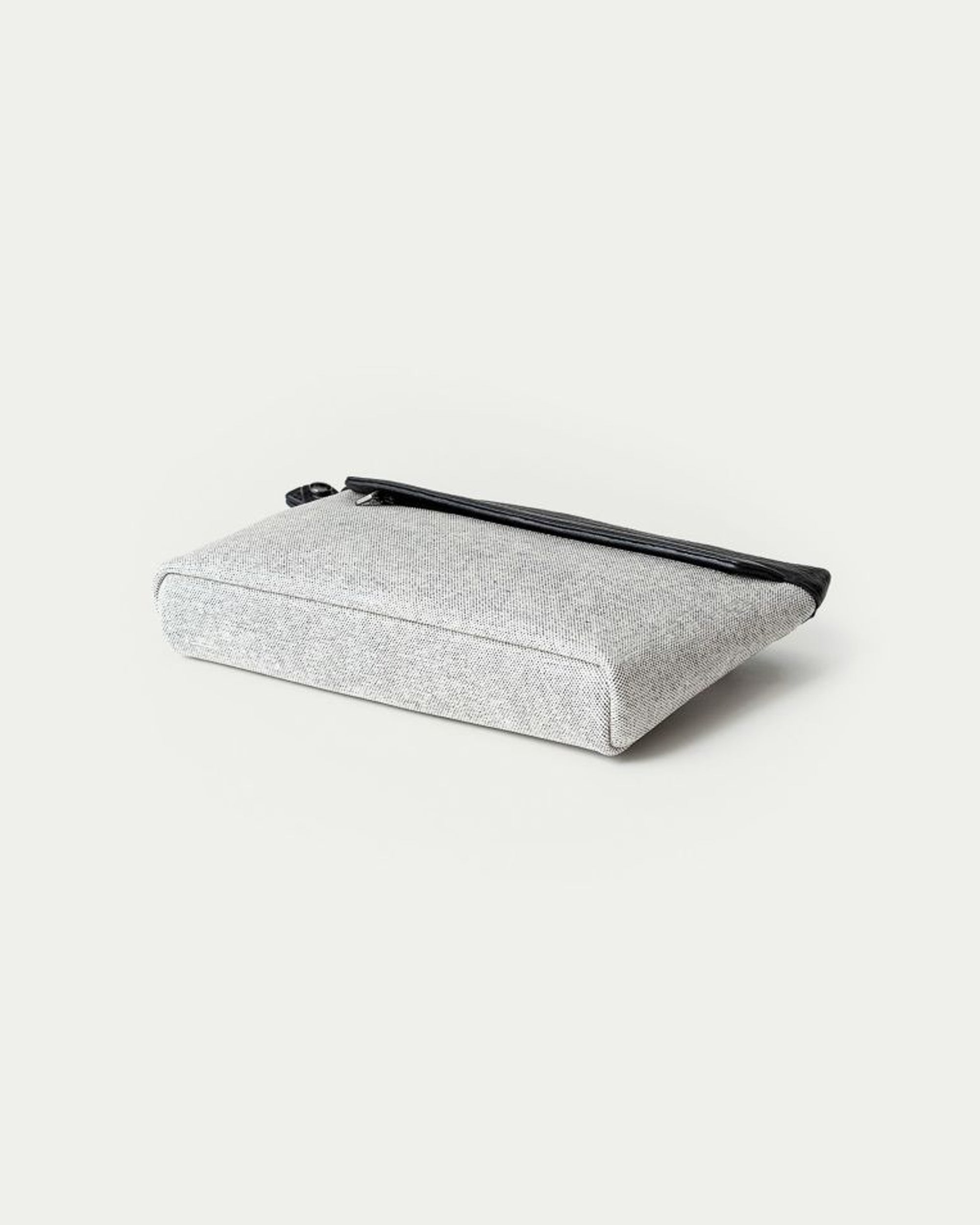 POUCH IN CALFSKIN x FABRIC