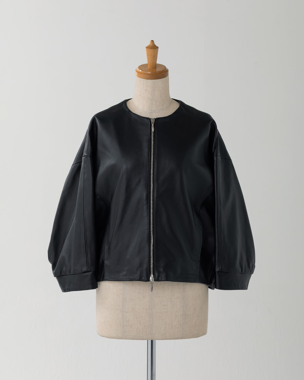 TILLY（ティリー） シルバーZIP　ナッパチェラータ ラムレザーノーカラーショートジャケット / ブラック